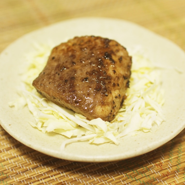 独特の食感と風味で食べ応え◎「モウカザメステーキ」